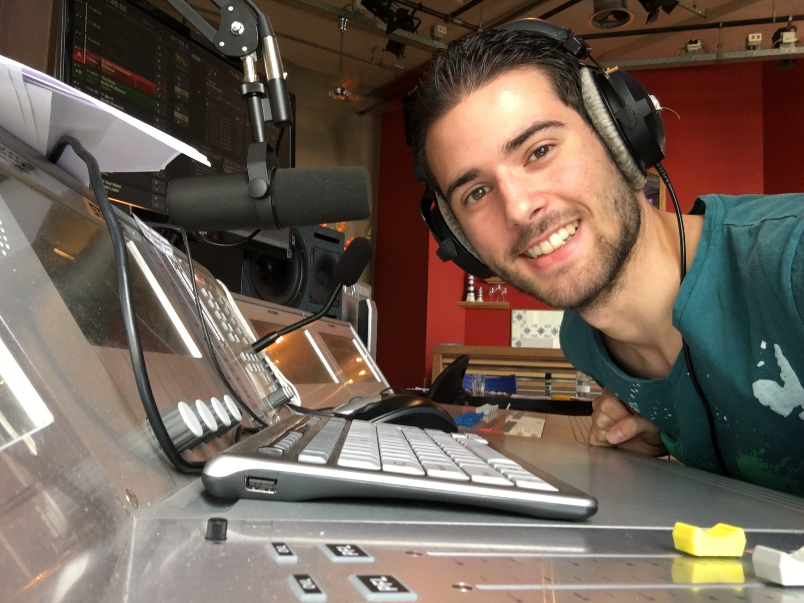 Daan Berg als radio-dj op een locatie-uitzending